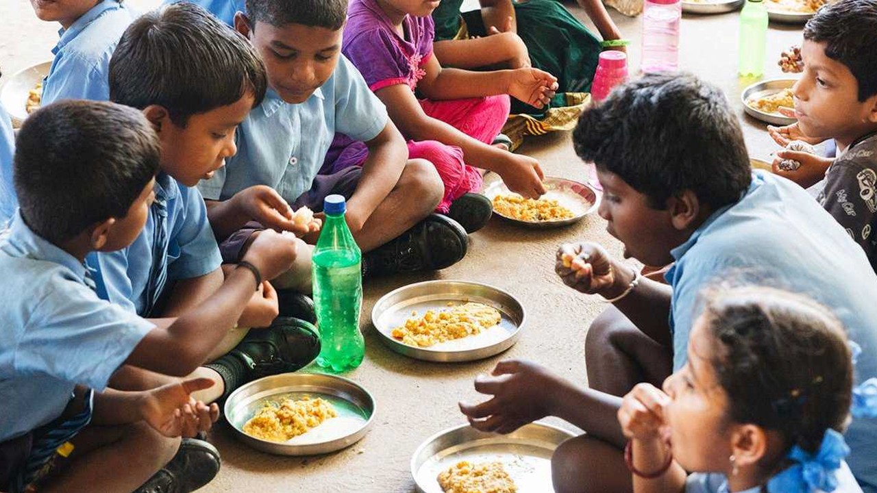 Mid-Day Meal Coverage Falls Below 50% in West Bengal, Centre Asks for Clarification