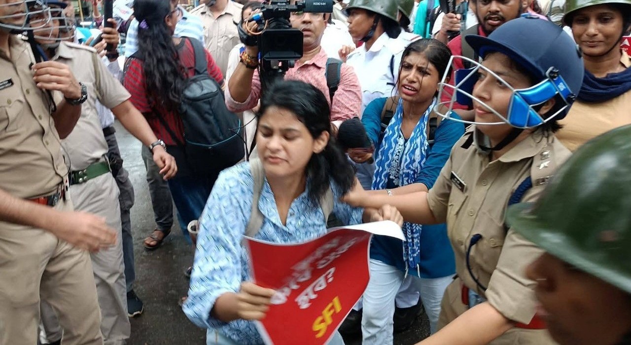 Kolkata: Police Lathicharge, Detain Students During SFI March to Bikash Bhavan