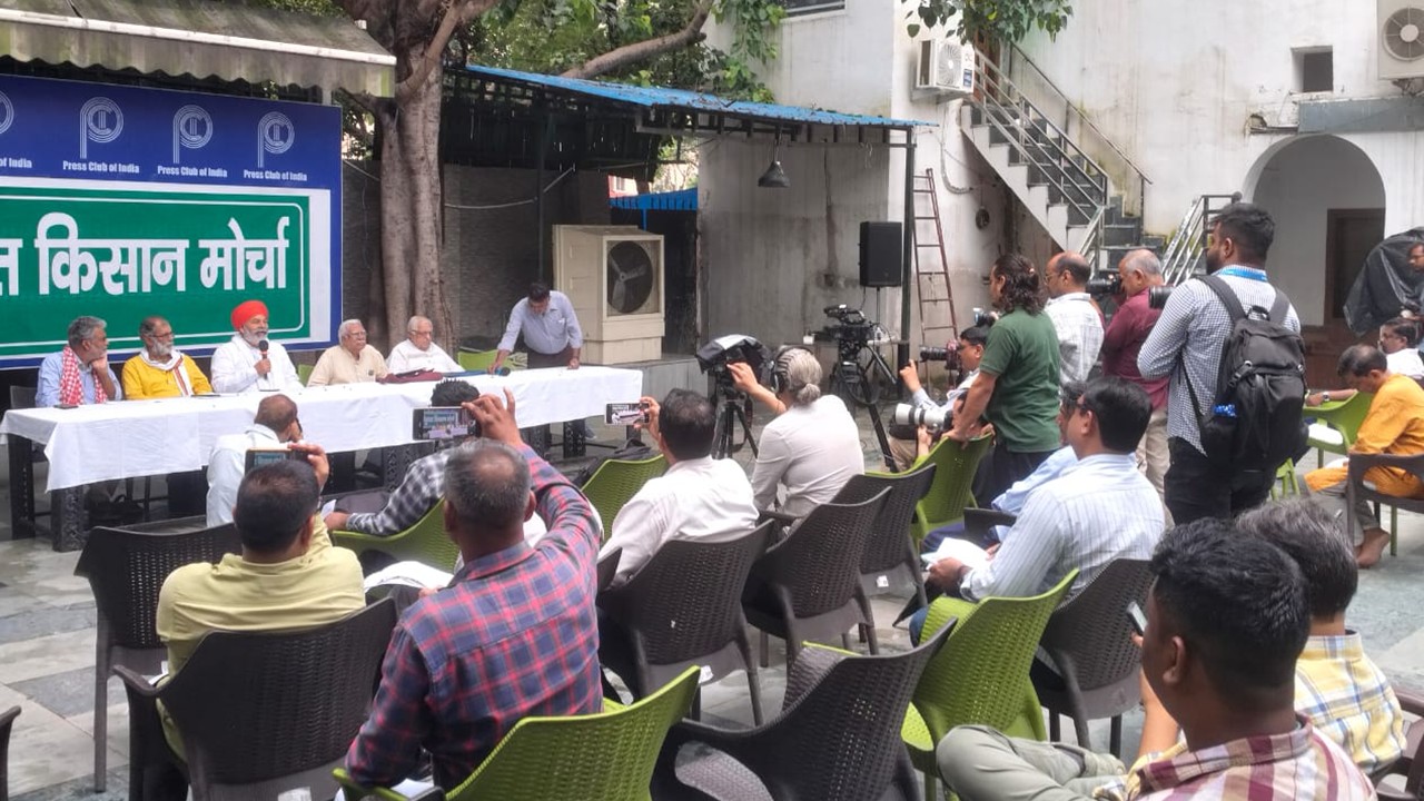 SKM Slams Govt for Scrapping Cotton Import Duty, Warns of Agitation