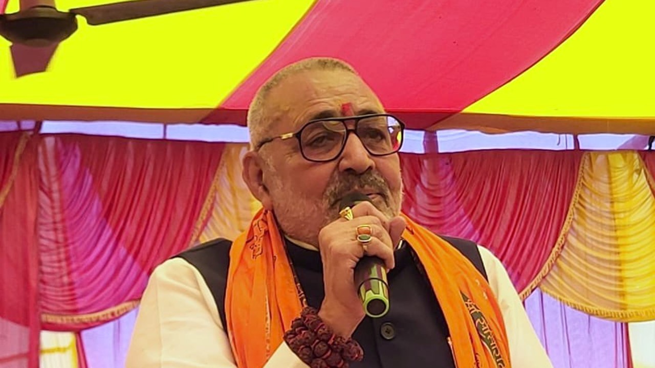 Union Minister Giriraj Singh Sparks Row with 'Namak Haram' Remark Ahead of Bihar Polls