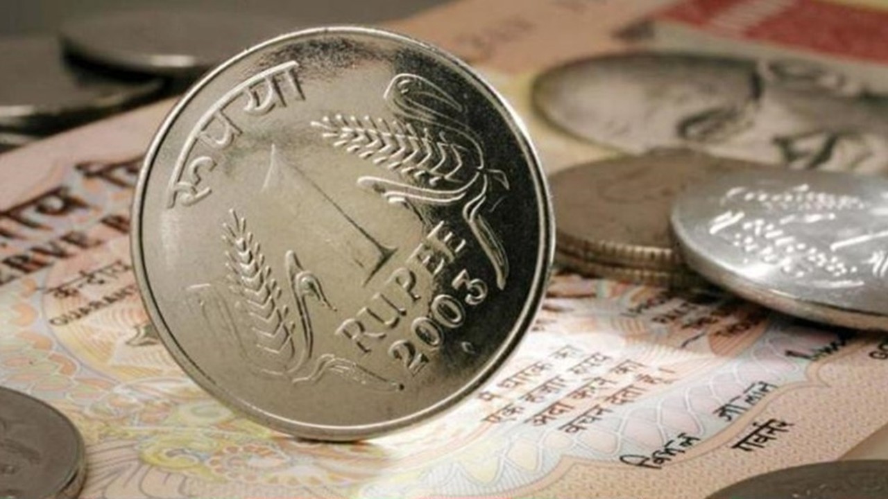 Record Slide: Rupee Weakens to 89.95 Amid FPI Outflows, Dollar Demand