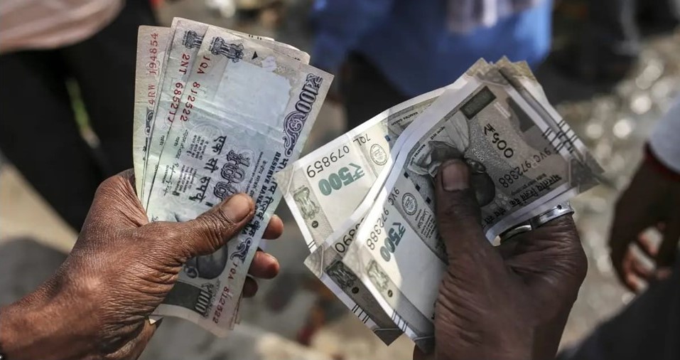 RBI Flags Fall in Household Bank Deposits as Savings Shift to Stock, Mutual Funds