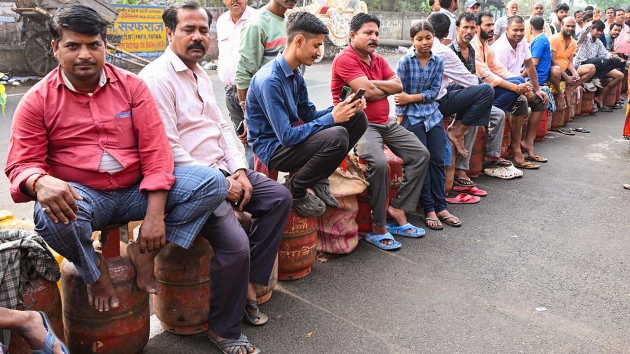 Man Dies While Waiting for LPG Cylinder in Punjab Amid Supply Concerns