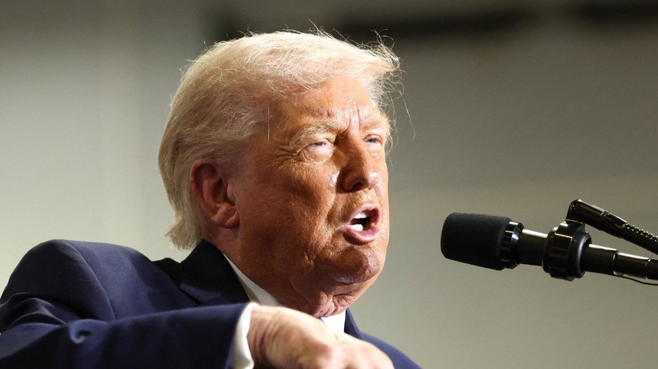 Trump Signals De-escalation, Iran Denies Talks Amid Strait of Hormuz Tensions