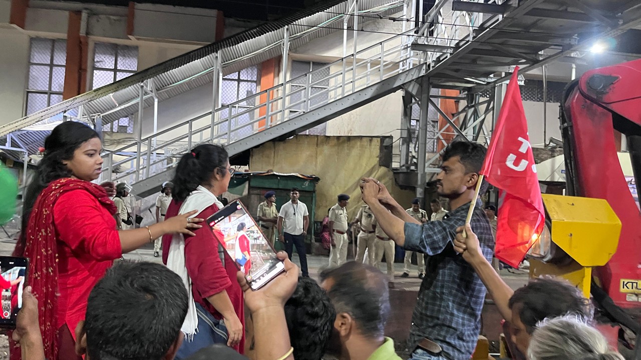 CPI(M), CITU Protest After Railway Eviction Drive Destroys Over 100 Shops