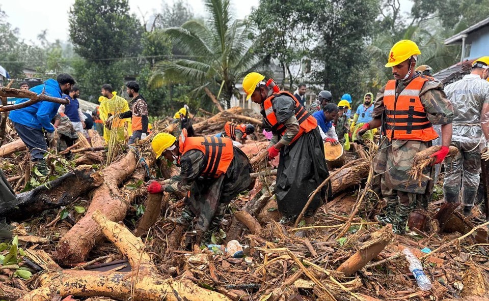 Wayanad Landslide: Over 1,300 Rescuers Continue Search Operations, Around 300 Still Missing