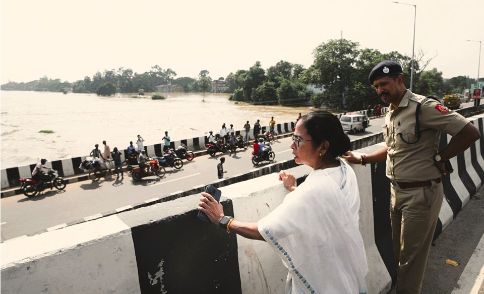 Bengal Floods: Mamata Banerjee Writes to PM; Threatens to Disengage with DVC, Seals Border with Jharkhand for Heavy Vehicles