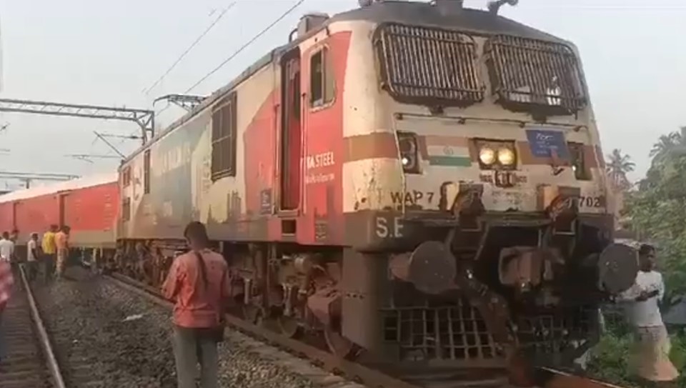 Three Coaches of Secunderabad-Shalimar Express Derail Near Howrah