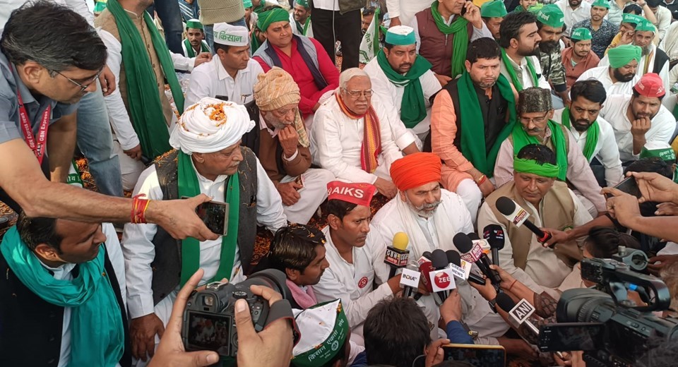 Farmers Hold Mahapanchayat in Greater Noida, Demand Justice for Land Acquisition Promises