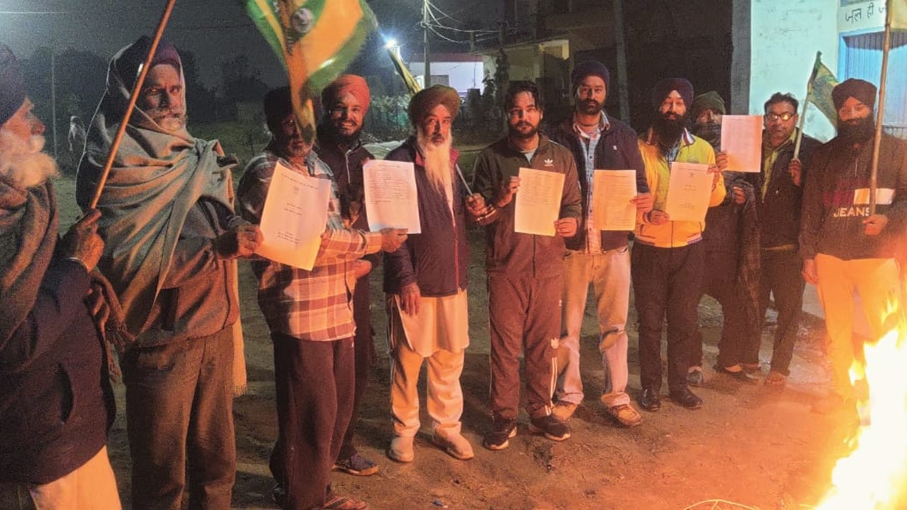 Punjab Farmers Burn Draft Farm Policy Copies as Dallewal’s Health Worsens