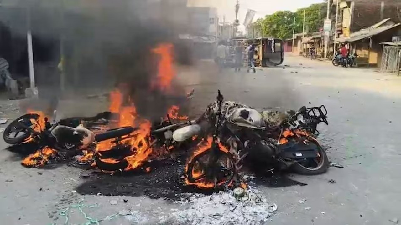 West Bengal: Violence Erupts in Bhangar During ISF Protest Against Waqf Law; Vehicles Torched, Police Attacked