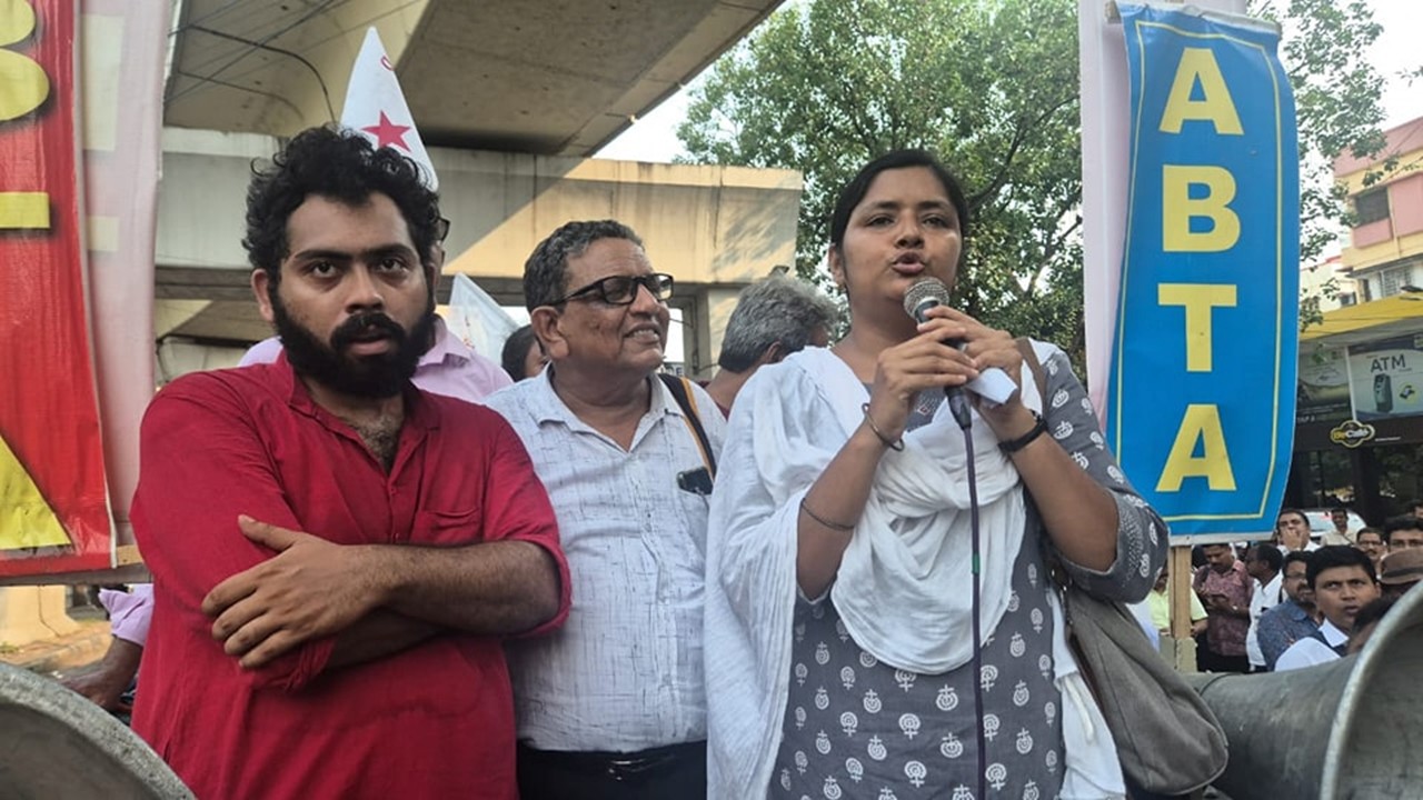 WBSSC Scam | 'Publish the Merit List’: ABTA, SFI, DYFI March to SSC Office in Bidhannagar