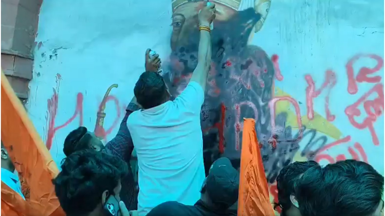 Mughal Emperor's Mural Defaced at Ghaziabad Railway Station by Saffron Goons