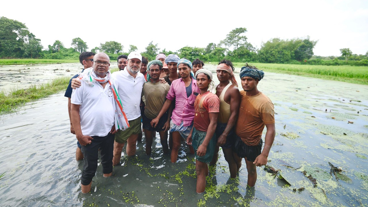 Rahul Gandhi Meets Makhana Farmers in Bihar, Slams Modi Govt of ‘Stealing Votes’