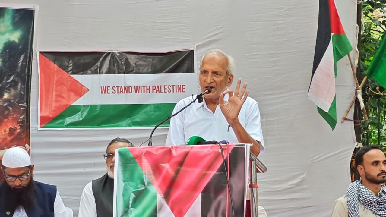 Activist V.K. Tripathi Stopped in Dharavi While Distributing Gaza Solidarity Pamphlets