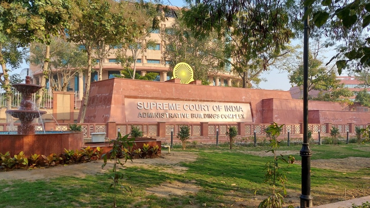 Centre Tells SC It ‘Has an Issue’ With Treating English as Indigenous Language